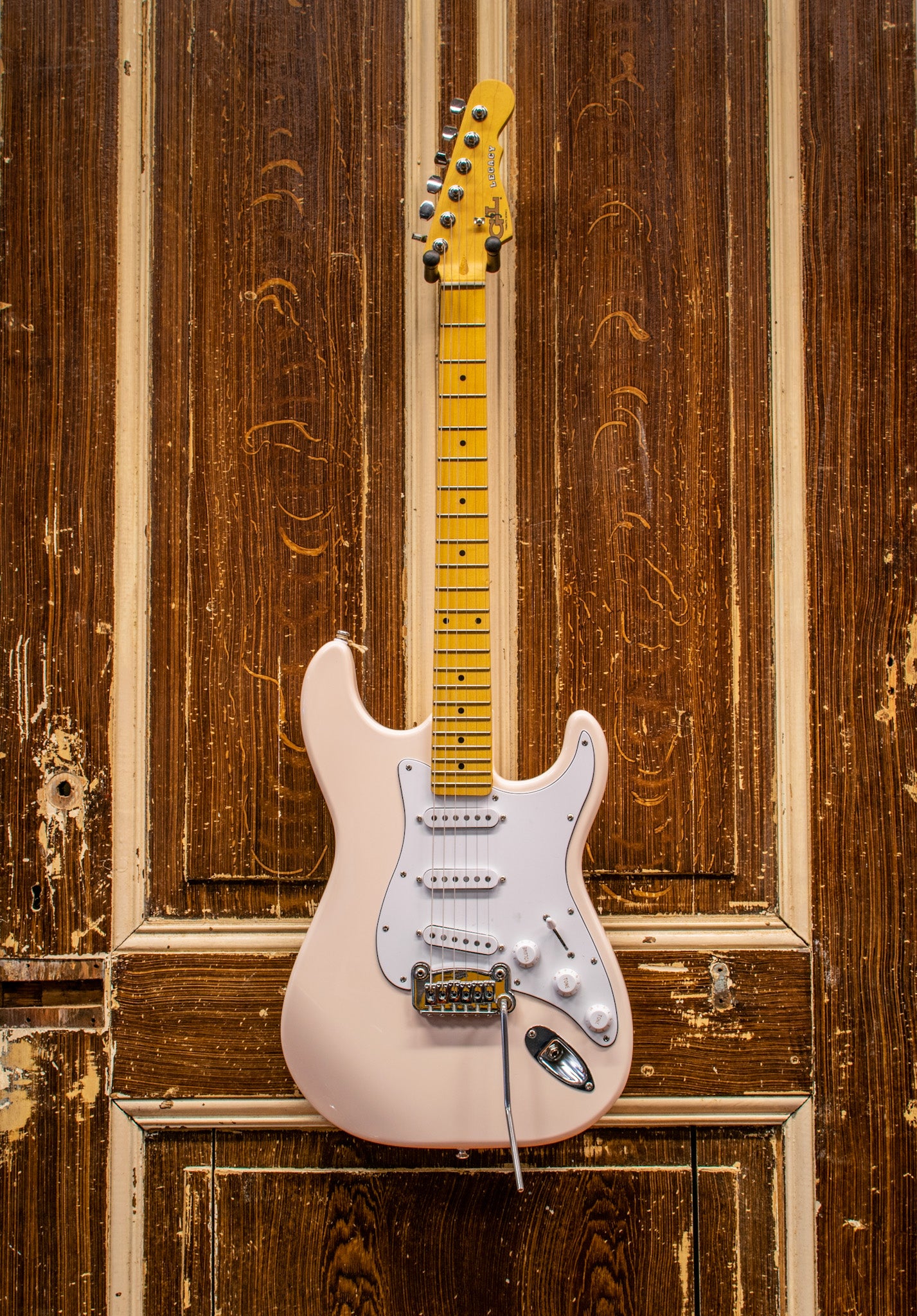 G&L Standard Stratocaster White/Seafoam Pink Elektrische Gitaar